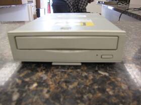 Matsushita Cr-504-l Vintage Matsushita-kotobuki Cd-rom Drive - Beige Ip19